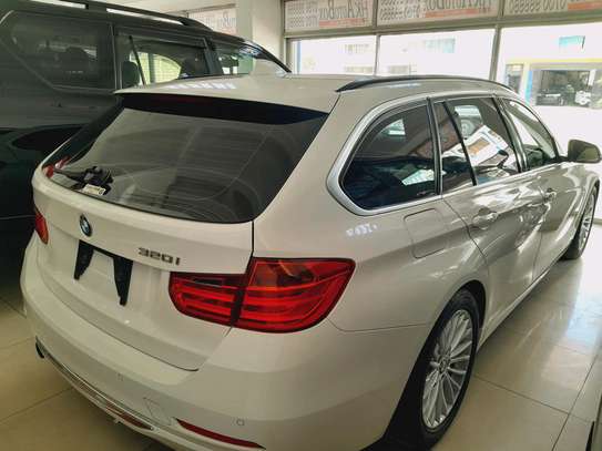 BMW 320i 2014 image 3