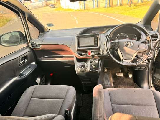 Toyota voxy image 5
