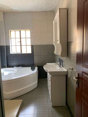 5 bedroom townhouse all ensuite with a Dsq available image 13