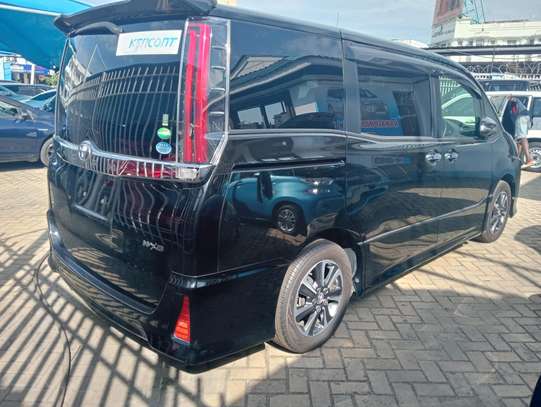 Toyota Noah WXB image 3
