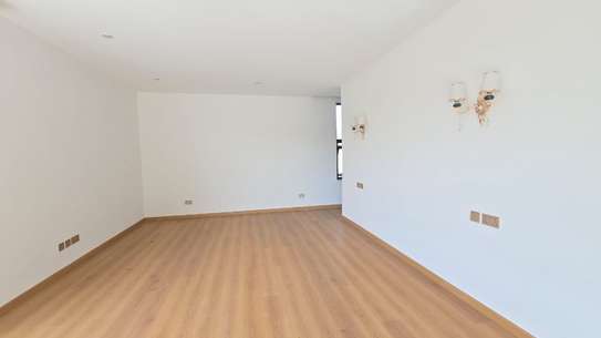 5 Bed House with En Suite in Lavington image 16