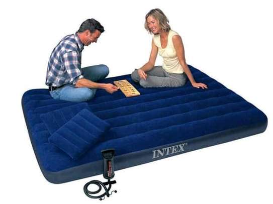 Inflatable mattress with pump image 1