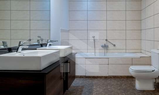 5 Bed Villa with En Suite in Rosslyn image 4