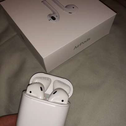 APPLE AirPods with Charging Case (2nd generation) image 6