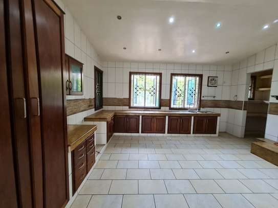 6 Bed House with En Suite at Kizingo image 8