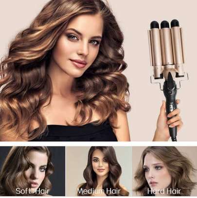 Hair curler with triple barrel iron image 1