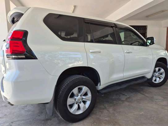 Toyota land Cruiser Prado image 9