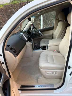 Toyota Land cruiser v8 2018 model image 4