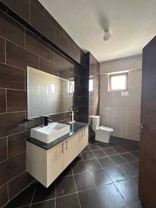 3 Bed Apartment with En Suite at Rhapta Rd image 8