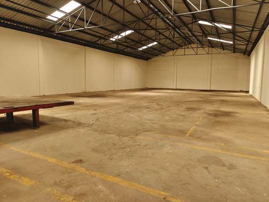 20,000 ft² Warehouse with Parking in Industrial Area image 3