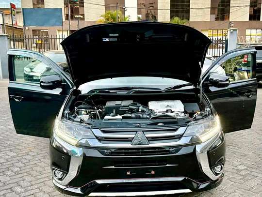 Mitsubishi outlander black color fully loaded 2019 model. image 8