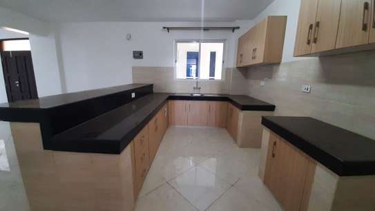 Serviced 2 Bed Apartment with En Suite in Kilimani image 4