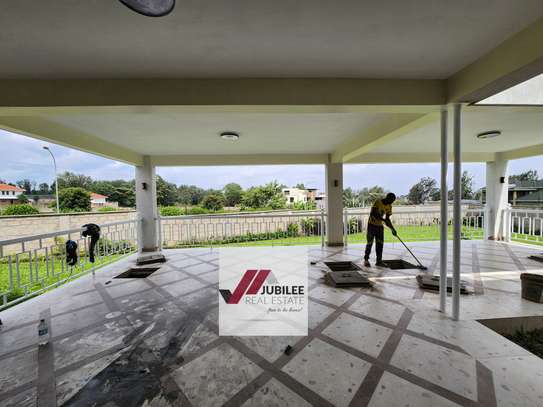 6 Bed House with En Suite in Runda image 2