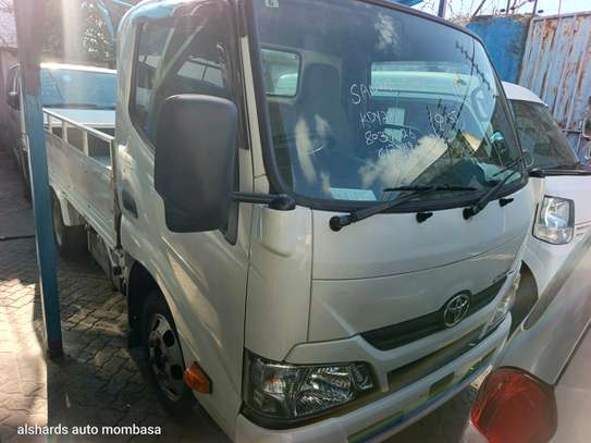 Toyota  dyna image 2