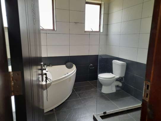 3 bedroom All ensuite + Dsq apartment to let. image 7
