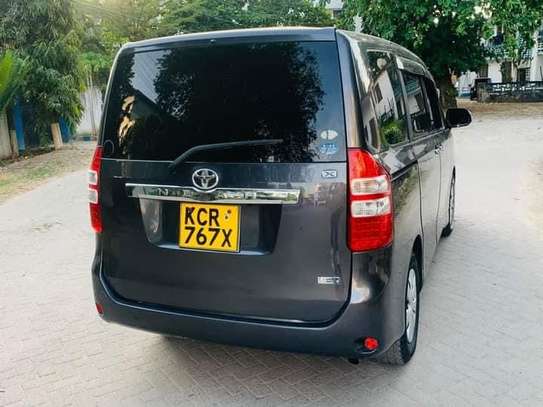 Toyota Noah image 1