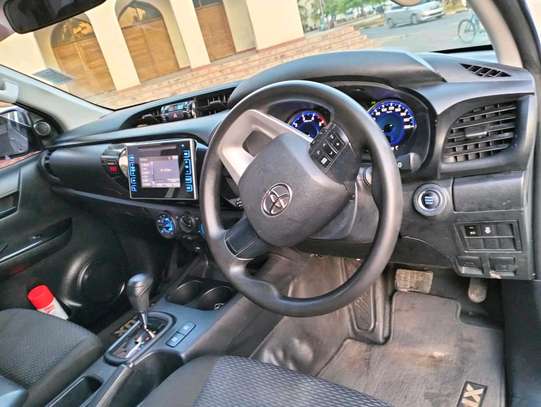 TOYOTA HILUX DOUBLE CABIN 2019 image 14