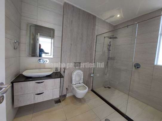 3 Bed Apartment with En Suite at Rhapta Rd image 13