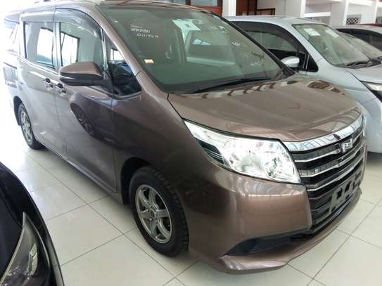 Toyota Noah brown image 4