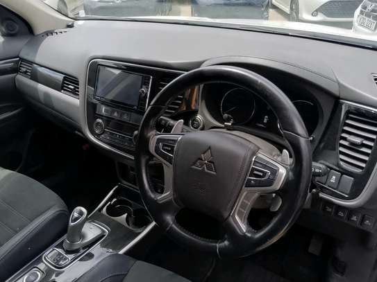 Mitsubishi outlander hybrid image 5