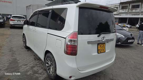 Toyota Noah KCE image 5