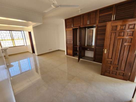 5 Bed Apartment with En Suite at Off Moyne Drive Nyali Beach image 1