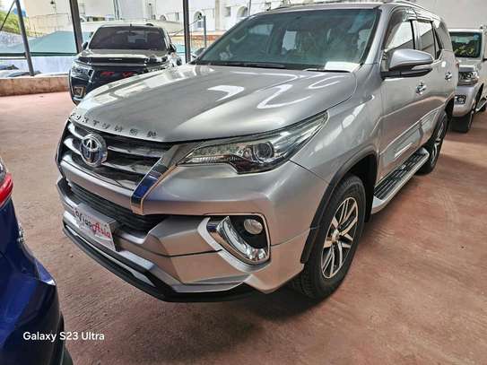 Toyota Fortuner (silver) image 6
