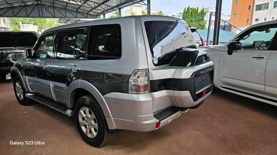 Mitsubishi Pajero (Silver) image 5