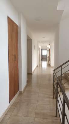 1 Bed Apartment with En Suite in Kilimani image 6