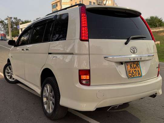 Toyota ISIS 2010 image 3