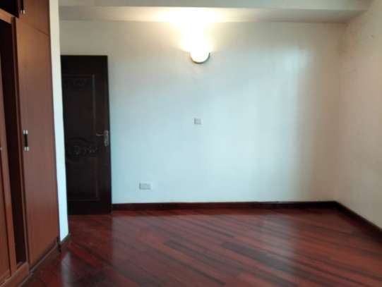 5 Bed House with En Suite in Lavington image 4