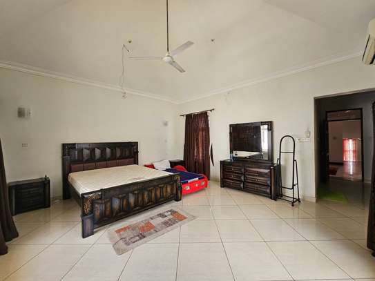 5 Bed Villa with En Suite in Nyali Area image 7