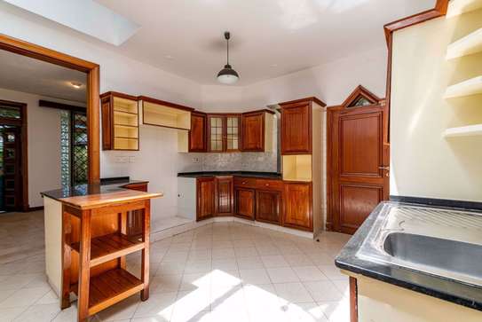 4 Bed House with En Suite in Kilimani image 28