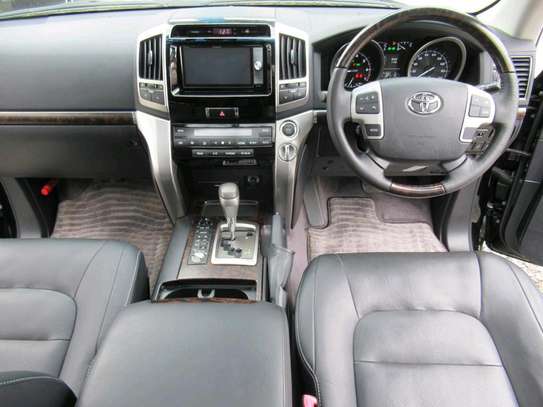 2016 Toyota Landcruiser V8 with leather and SUNROOF 8 Seater image 5