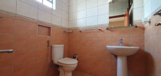 4 Bed Apartment with En Suite at 2Nd Parklands Avenue image 4