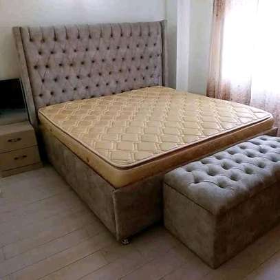Deep buttoned bed image 1