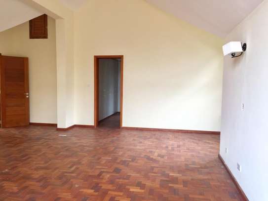 5 Bed House with En Suite in Lavington image 3