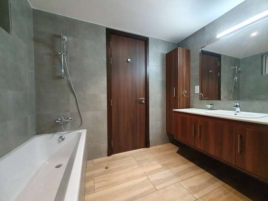 3 Bed Apartment with En Suite in Parklands image 9