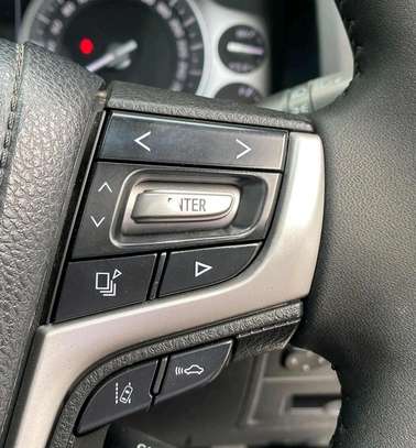 Toyota land Cruiser VXR Diesel 2017  Silver image 6