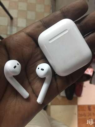iPhone Airpods image 3