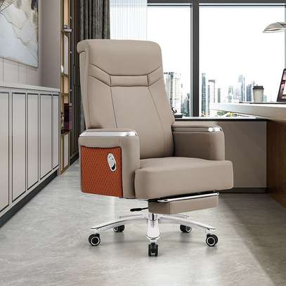 Office Chair: Executive Office Seat with Footrest image 6