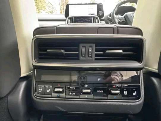 2022 Lexus LX600 image 6