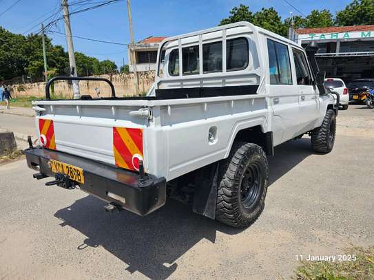 Toyota land Cruiser V8 Hard top Pick up 2014 image 8