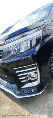 Toyota Voxy Black 2018 Si image 3