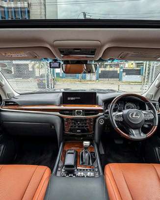 Lexus LX570 Grey 2018 image 5