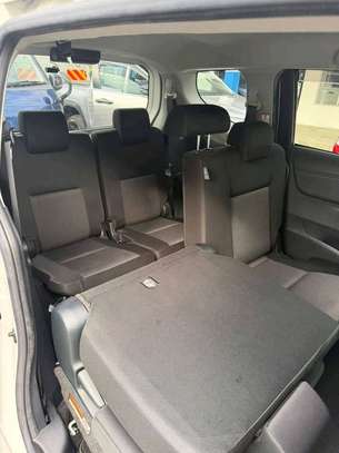 Toyota sienta image 6