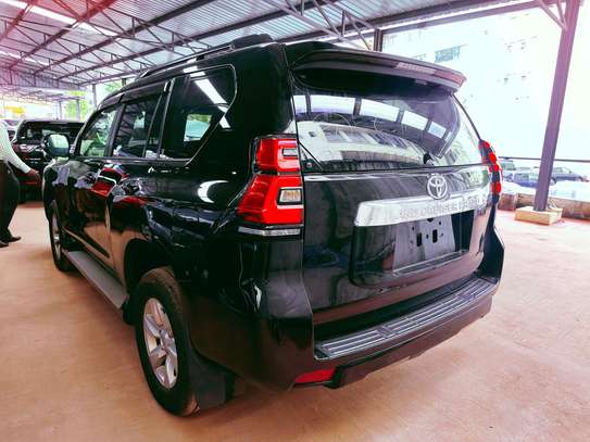 Toyota land cruiser prado petrol TX Black 2017 . image 10