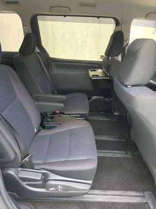 Toyota Noah hybrid image 5