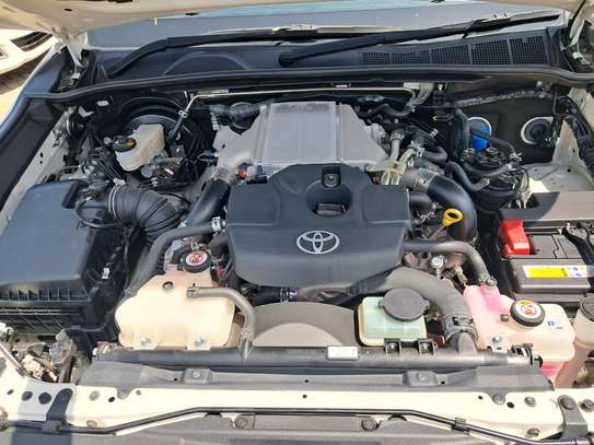 TOYOTA HILUX image 9