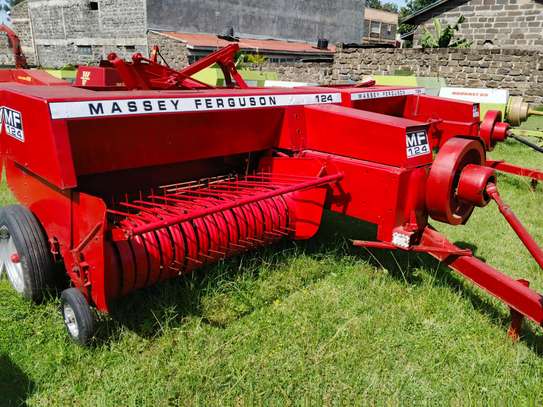 Massey Ferguson 124 baller image 2